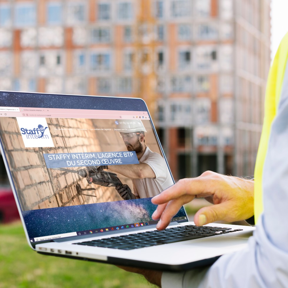 Personne travaillant dans le secteur du BTP qui regarde le site de Staffy Intérim.