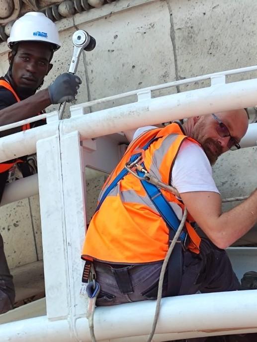 Des ouvriers travaillent sur l'Arc de Triomphe